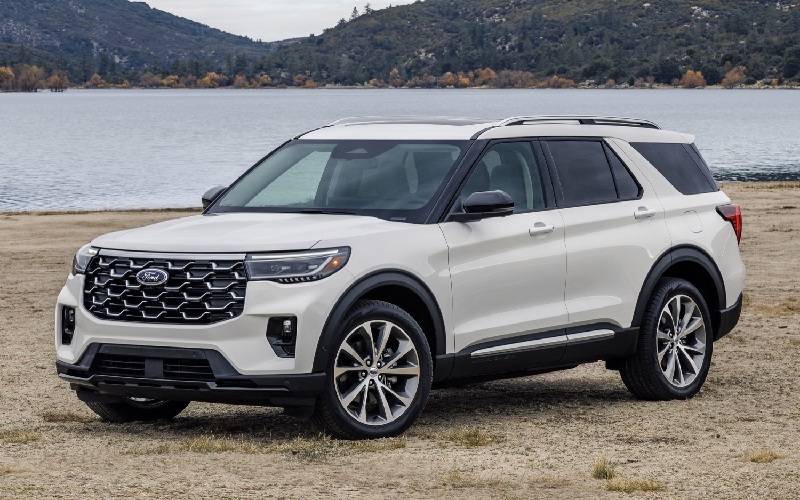 2025 White Ford Explorer